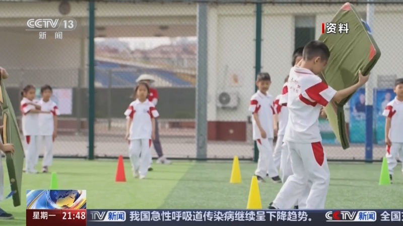 与此同时